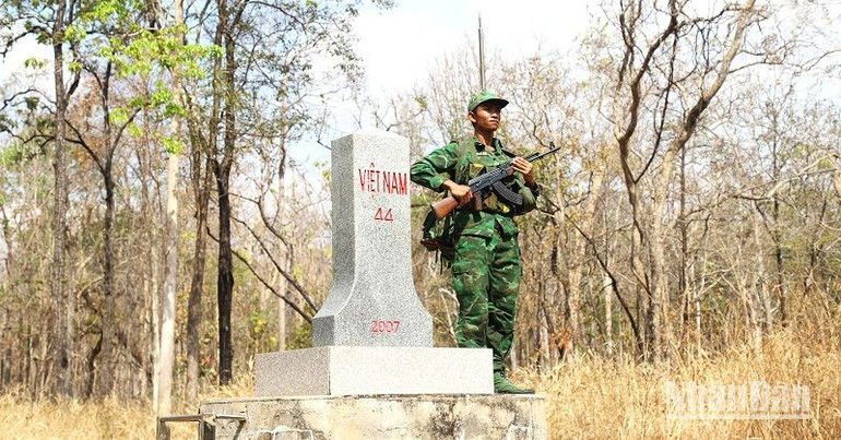 Dù thời tiết hết sức khắc nghiệt, nhưng trong những ngày nghỉ Lễ Quốc khánh 2/9, các cán bộ, chiến sĩ Bộ đội Biên phòng tỉnh Đắk Lắk ngày đêm chắc tay súng bảo vệ vững chắc cột mốc chủ quyền thiêng liêng của Tổ quốc.