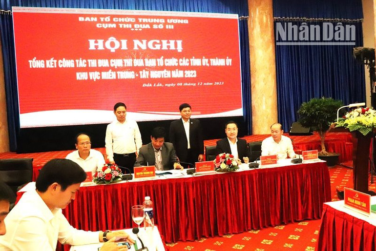 Lãnh đạo Ban Tổ chức Tỉnh ủy, Thành ủy các tỉnh, thành phố trong trong cụm thi đua số 3 khu vực miền Trung-Tây Nguyên ký kết giao ước thi đua năm 2024.