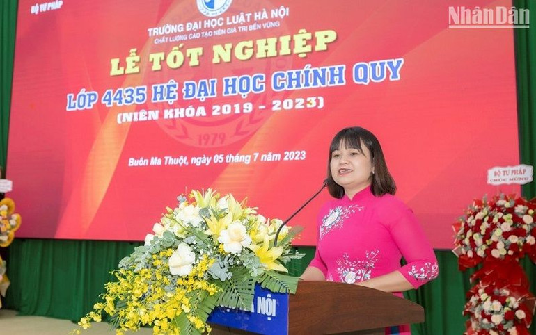 Phó Chủ tịch Ủy ban nhân dân tỉnh Đắk Lắk H’Yim Kdok phát biểu tại buổi lễ.