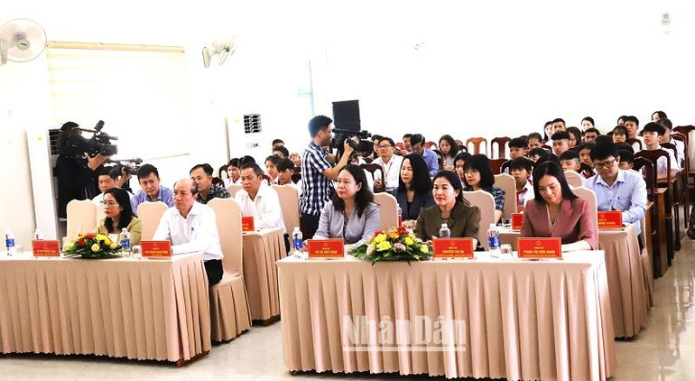 Các đại biểu dự buổi thăm và tặng quà của Phó Chủ tịch nước Võ Thị Ánh Xuân.