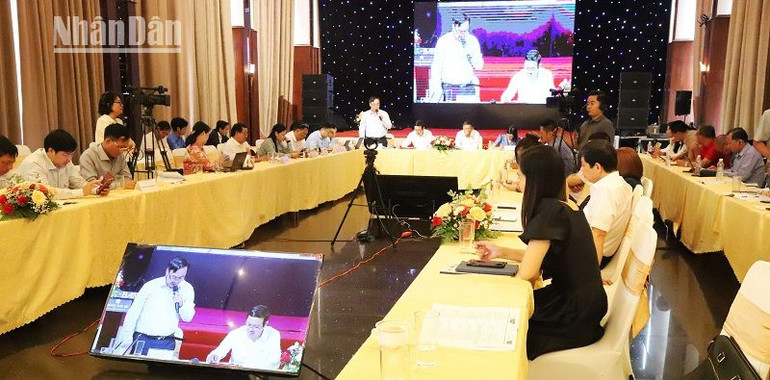 Đại diện các Cục, Vụ, Trung tâm thuộc Bộ Nông nghiệp và Phát triển nông thôn trả lời các câu hỏi, thắc mắc của những người trồng sầu riêng, cơ sở thu mua, chế biến và doanh nghiệp xuất khẩu sầu riêng.