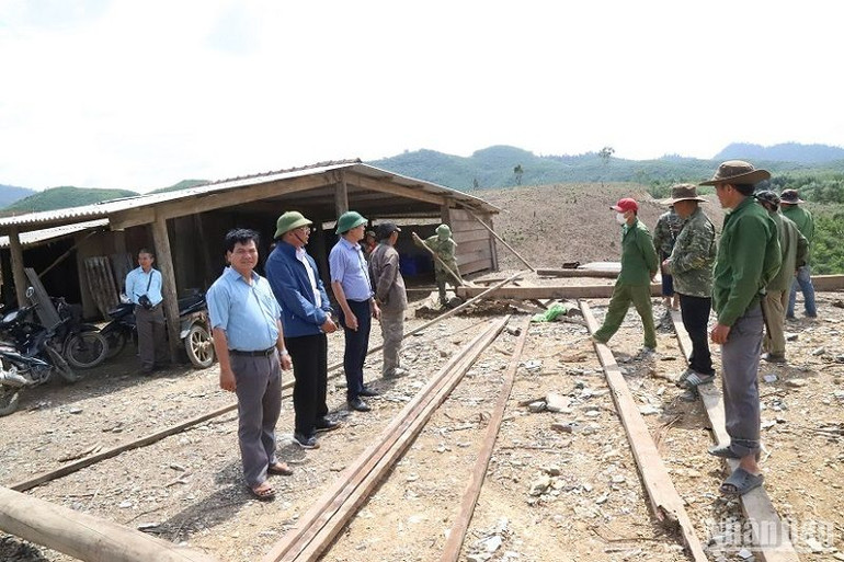 Các cán bộ lãnh đạo của Huyện ủy M’Đrắk và Đảng ủy xã Cư San tuyên truyền, vận động người dân ở thôn 11, xã Cư San di dời nhà cửa lên khu tái định cư. Các cán bộ lãnh đạo của Huyện ủy M’Đrắk và Đảng ủy xã Cư San tuyên truyền, vận động người dân ở thôn 11, xã Cư San di dời nhà cửa lên khu tái định cư.