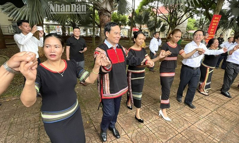 Phó Thủ tướng Trần Lưu Quang và Bí thư Tỉnh ủy Đắk Lắk Nguyễn Đình Trung múa xoang cùng đồng bào các dân tộc phường An Lạc trong ngày hội.
