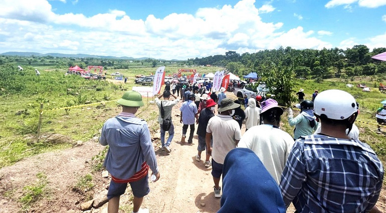 Mặc dù Giải đua xe ô-tô địa hình “Thử thách vượt đại ngàn Buôn Đôn-SaiLun Cup 2023” lần đầu tiên được tổ chức tại Đắk Lắk nhưng thu hút hàng nghìn du khách trong và ngoài nước cùng nhân dân địa phương đến xem, cổ vũ.