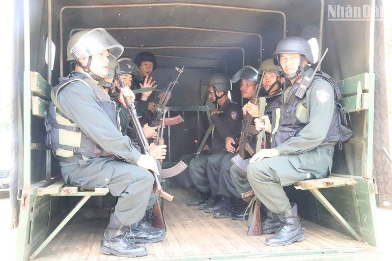 Lực lượng chức năng lên đường truy bắt các đối tượng tấn công trụ sở Ủy ban nhân dân xã.