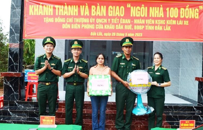 Đại diện Phòng Chính trị, Đoàn Thanh niên và Hội Phụ nữ Bộ đội Biên phòng tỉnh Đắk Lắk trao tặng quà cho gia đình quân nhân Y Tiết Êban.