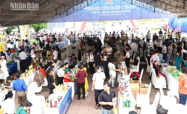 150 gian hàng trưng bày, giới thiệu sản phẩm khởi nghiệp, sản phẩm OCOP, sản phẩm công nghiệp nông thôn tiêu biểu, sản phẩm phục vụ du lịch địa phương tại ngày hội.