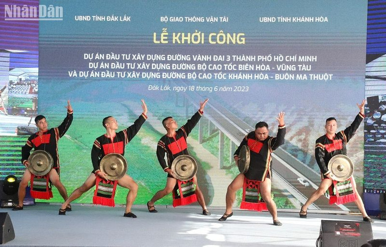 Văn nghệ chào mừng lễ khởi công Dự án đầu tư xây dựng đường bộ cao tốc Khánh Hòa-Buôn Ma Thuột.