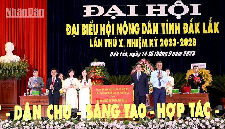 Lãnh đạo Tỉnh ủy Đắk Lắk trao tặng bức trướng của Tỉnh ủy, Hội đồng nhân dân, Ủy ban nhân dân, Ủy ban Mặt trận Tổ quốc Việt Nam tỉnh cho Đại hội đại biểu Hội Nông dân tỉnh Đắk Lắk khóa X, nhiệm kỳ 2023-2028.
