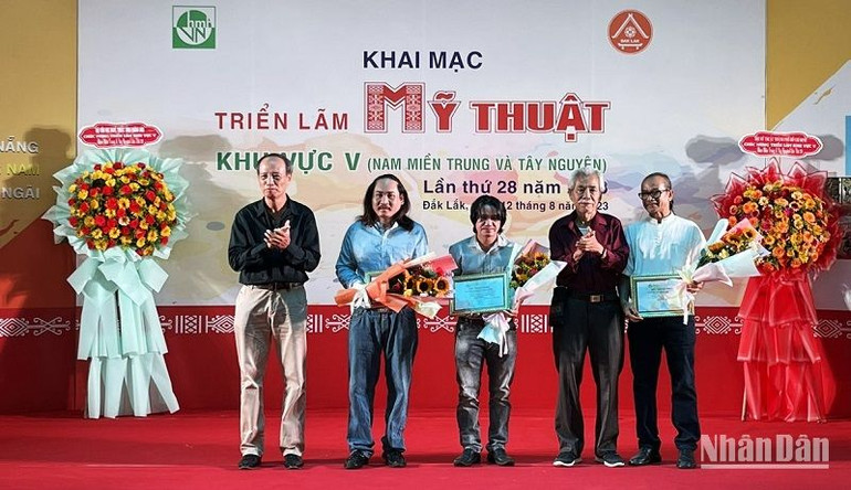 Hội đồng nghệ thuật trao chứng nhận cho các tác giả có tác phẩm đoạt giải tại triển lãm.