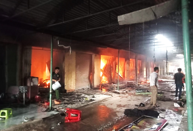 Vụ cháy thiêu rụi hàng chục ki-ốt và hàng hóa tại chợ trung tâm huyện Ea Súp, gây thiệt hại nặng nề.