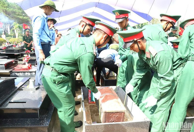 Ngay sau lễ truy điệu, các hài cốt liệt sĩ quân tình nguyện và chuyên gia của Việt Nam hy sinh trên địa bàn tỉnh Mondulkiri-Vương quốc Campuchia được an táng tại Nghĩa trang Liệt sĩ tỉnh Đắk Lắk. Ngay sau lễ truy điệu, các hài cốt liệt sĩ quân tình nguyện và chuyên gia của Việt Nam hy sinh trên địa bàn tỉnh Mondulkiri-Vương quốc Campuchia được an táng tại Nghĩa trang Liệt sĩ tỉnh Đắk Lắk.