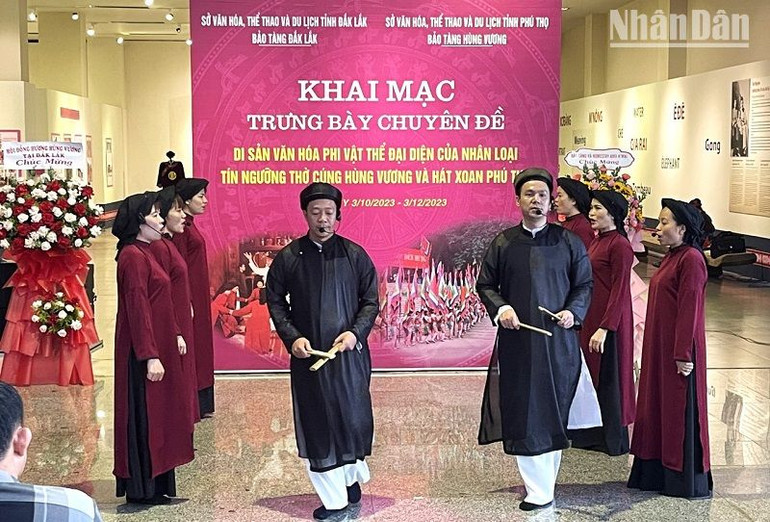 Biểu diễn Hát Xoan tại lễ khai mạc trưng bày chuyên đề Di sản văn hóa phi vật thể của nhân loại “Tín ngưỡng thờ cúng Hùng Vương và Hát Xoan Phú Thọ”.