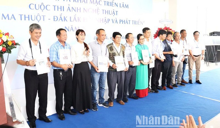 Các tác giả đoạt giải Cuộc thi ảnh nghệ thuật “Buôn Ma Thuột-Đắk Lắk hội nhập và phát triển”.