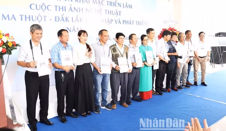 Các tác giả đoạt giải Cuộc thi ảnh nghệ thuật “Buôn Ma Thuột-Đắk Lắk hội nhập và phát triển”.