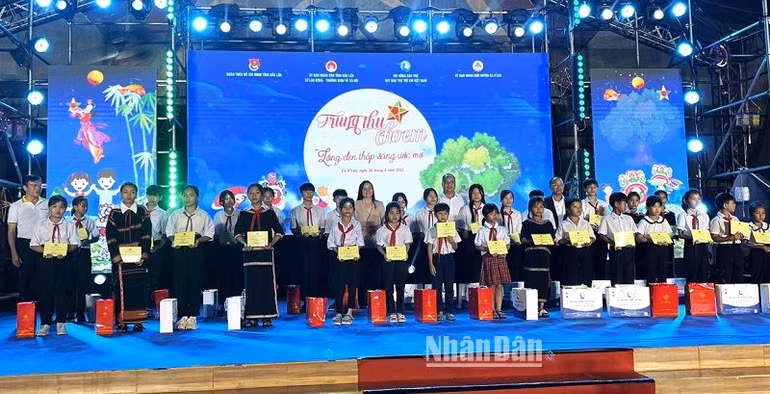 Trao tặng học bổng cho các học sinh có hoàn cảnh khó khăn.