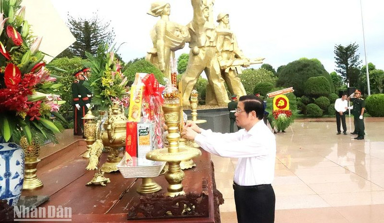 Đồng chí Phan Đình Trạc, Ủy viên Bộ Chính trị, Bí thư Trung ương Đảng, Trưởng Ban Nội chính Trung ương dâng hương tưởng nhớ các Anh hùng, liệt sĩ đã hy sinh vì độc lập tự do của Tổ quốc tại Nghĩa trang Liệt sĩ tỉnh Đắk Lắk.