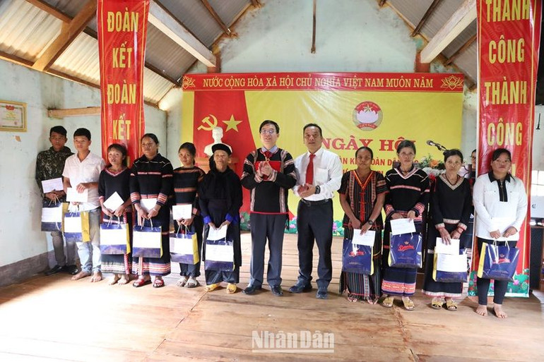 Bí thư Tỉnh ủy Đắk Lắk Nguyễn Đình Trung và Chủ tịch Ủy ban Mặt trận Tổ quốc Việt Nam tỉnh Đắk Lắk Y Giang Gry Niê Knơng tặng quà cho bà con buôn Kri.