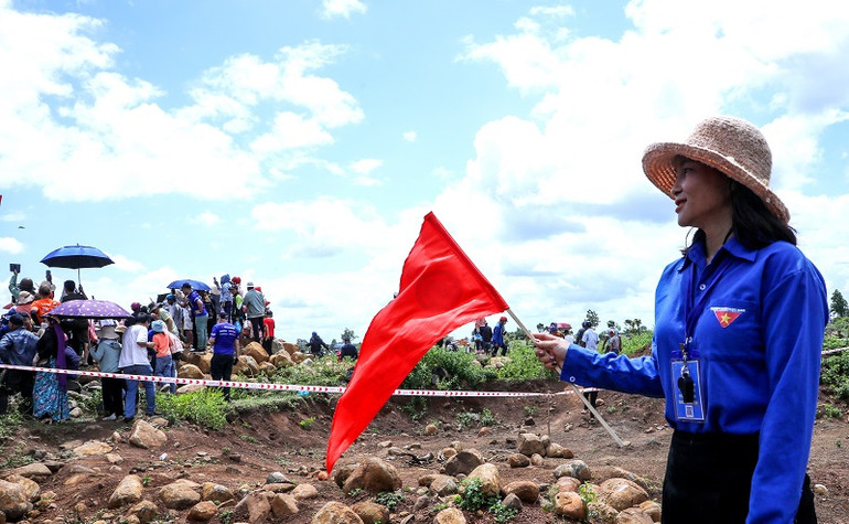 Một thanh niên địa phương cổ vũ cho các tay đua.