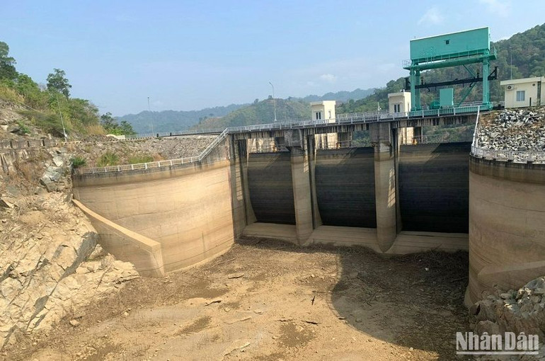 Một cống xả nước hồ Thủy điện Buôn Tua Srah khô cạn.