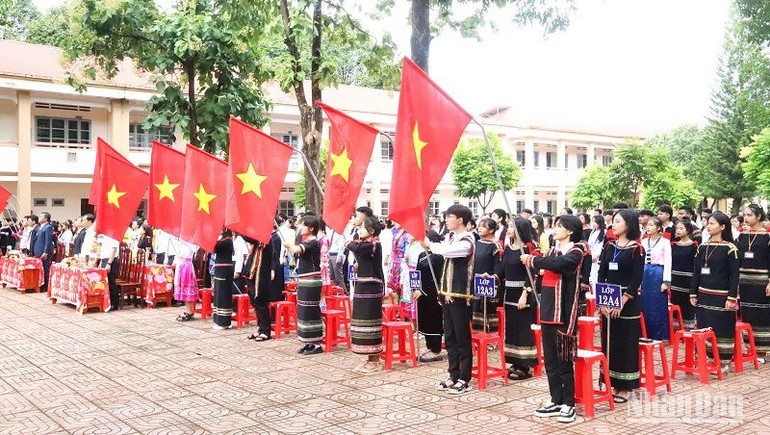 Các em học sinh Trường Trung học phổ thông Dân tộc nội trú N’Trang Lơng trong lễ chào cờ khai giảng năm học mới 2023-2024. Các em học sinh Trường Trung học phổ thông Dân tộc nội trú N’Trang Lơng trong lễ chào cờ khai giảng năm học mới 2023-2024.