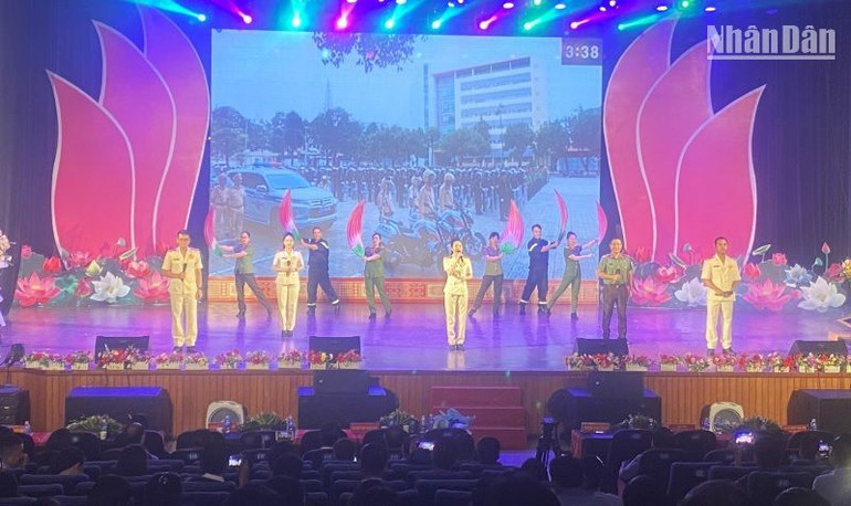 Phần thi chào hỏi của Đảng ủy Công an tỉnh Đắk Lắk.