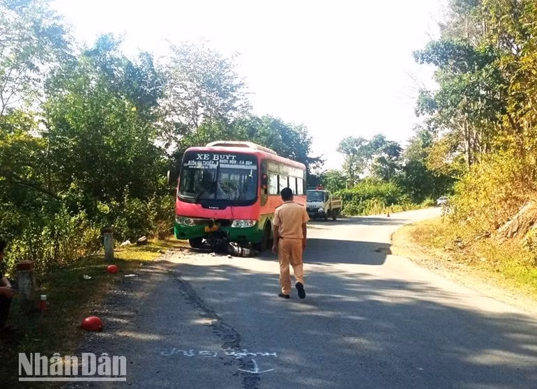 Các cơ quan chức năng đang điều tra làm rõ nguyên nhân vụ tai nạn.