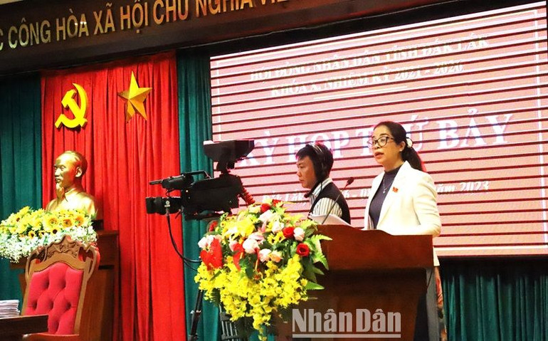 Chủ tịch Hội đồng nhân dân tỉnh Đắk Lắk Huỳnh Thị Chiến Hòa phát biểu bế mạc kỳ họp.