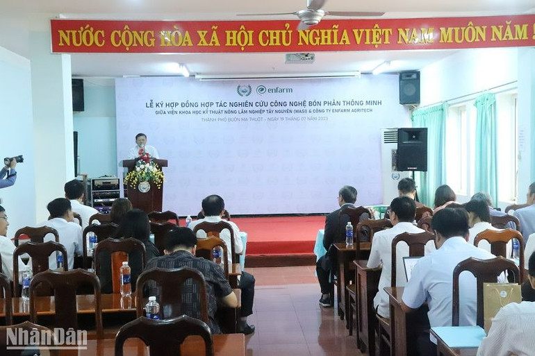 Quang cảnh lễ ký hợp đồng hợp tác nghiên cứu công nghệ phân bón phân “thông minh”. Quang cảnh lễ ký hợp đồng hợp tác nghiên cứu công nghệ phân bón phân “thông minh”.