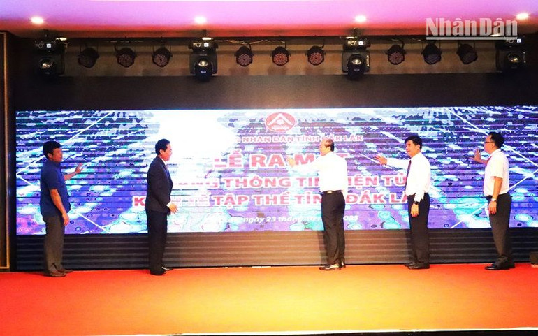 Các đại biểu ấn nút ra mắt Trang thông tin điện tử về kinh tế tập thể tỉnh Đắk Lắk.