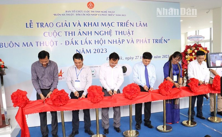 Các đại biểu cắt băng khai mạc triển lãm nghệ thuật “Buôn Ma Thuột-Đắk Lắk hội nhập và phát triển”.