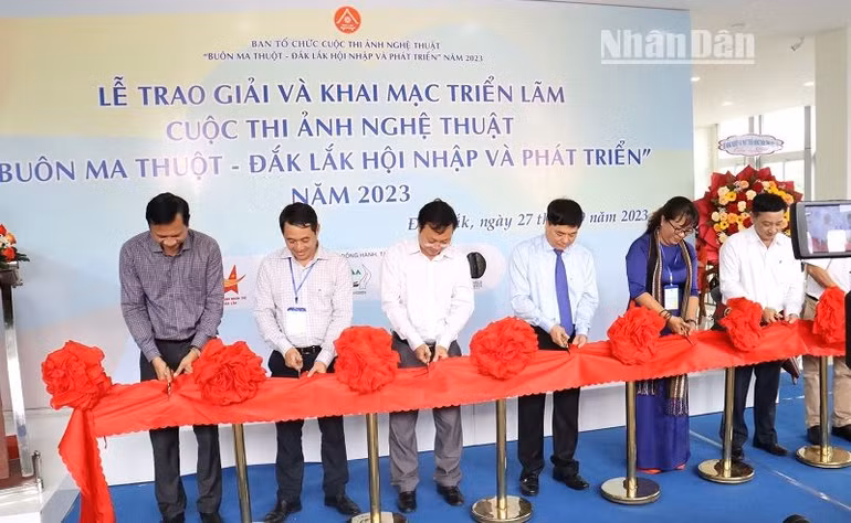 Các đại biểu cắt băng khai mạc triển lãm nghệ thuật “Buôn Ma Thuột-Đắk Lắk hội nhập và phát triển”.