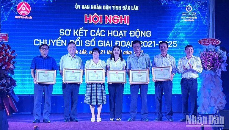 Ủy ban nhân dân tỉnh Đắk Lắk khen thưởng cho các tập thể có thành tích xuất sắc trong hoạt động chuyển đổi số giai đoạn 2021-2023. Ủy ban nhân dân tỉnh Đắk Lắk khen thưởng cho các tập thể có thành tích xuất sắc trong hoạt động chuyển đổi số giai đoạn 2021-2023.