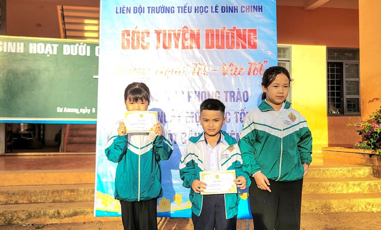 Liên đội Trường Tiểu học Lê Đình Chinh, xã Cư A Mung, huyện Ea H’leo biểu dương và trao Thư khen cho 2 em Vy và Tuấn nhằm lan tỏa những hành động đẹp.
