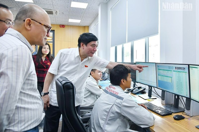 Đồng chí Bùi Văn Cường và Đoàn giám sát kiểm tra tại trung tâm điều hành Nhà máy điện gió Ea Nam Đắk Lắk. Đồng chí Bùi Văn Cường và Đoàn giám sát kiểm tra tại trung tâm điều hành Nhà máy điện gió Ea Nam Đắk Lắk.