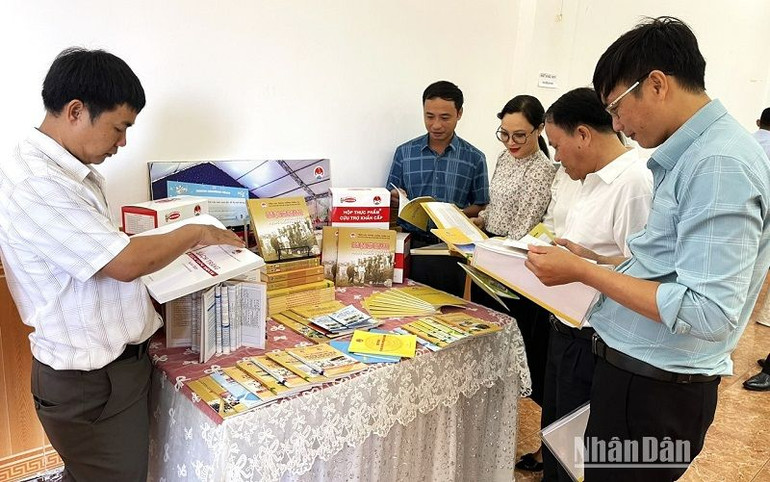 Các học viên tìm hiểu kiến thức phòng, chống thiên tai tại quầy sách trưng bày tại hội thảo.