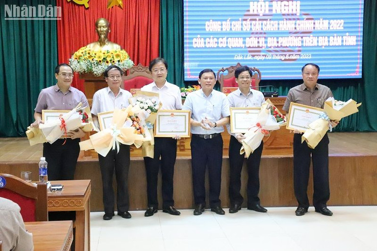 Phó Chủ tịch Thường trực Ủy ban nhân dân tỉnh Đắk Lắk Nguyễn Tuấn Hà tặng Bằng khen của Chủ tịch Ủy ban nhân dân tỉnh cho 5 cá nhân có thành tích xuất sắc trong công tác cải cách hành chính năm 2022