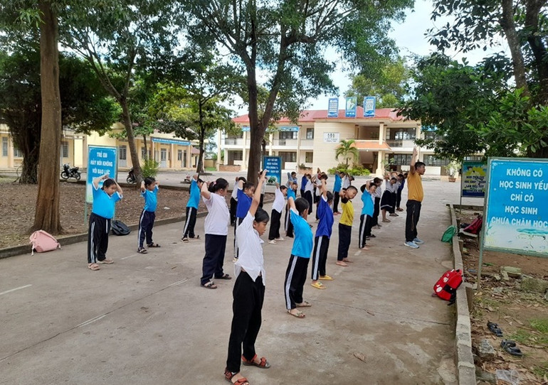 Các em học sinh Trường Tiểu học Nguyễn Thị Minh Khai, xã Ea Huar, huyện biên giới Buôn Đôn trong giờ học thể dục.