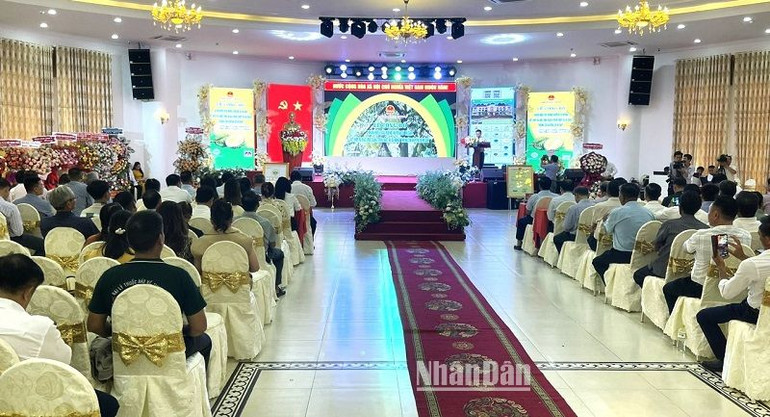 Quang cảnh buổi lễ công bố nhãn hiệu “Sầu riêng huyện Cư M’gar” và ra mắt ứng dụng trên thiết bị di động thông minh “thông tin huyện Cư M’gar”.