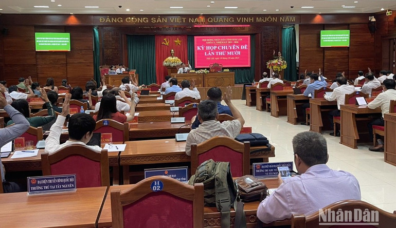 Các đại biểu Hội đồng nhân dân tỉnh Đắk Lắk biểu quyết thông qua Nghị quyết lấy phiếu tín nhiệm những người giữ chức vụ do Hội đồng nhân dân tỉnh khóa X, nhiệm kỳ 2021-2026 bầu.