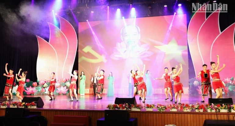 Văn nghệ chào mừng hội thi.