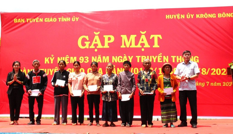 Ngành Tuyên giáo Tỉnh ủy Đắk Lắk phối hợp với các cơ quan trao tặng 76 suất quà, thể hiện tấm lòng tri ân đối với các gia đình có công với cách mạng trên địa bàn xã Cư Pui.