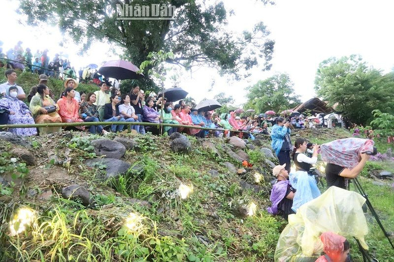 Chương trình diễn ra ngoài trời và thời tiết không thuận lợi, có mưa lớn nhưng vẫn thu hút đông đảo đồng bào các dân tộc trong tỉnh và du khách đến thưởng thức.