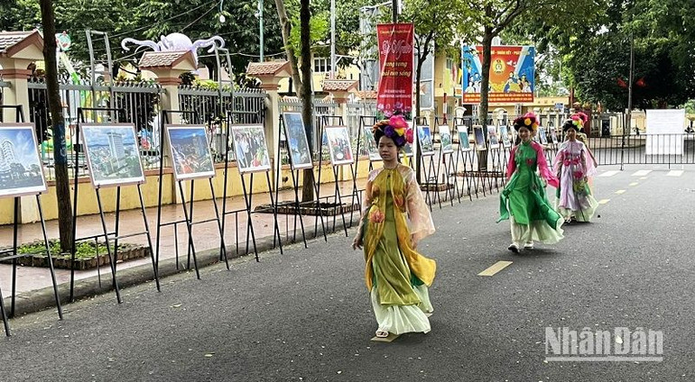 Các em thiếu niên các dân tộc trong tỉnh trình diễn thời trang “Tự hào bản sắc dân tộc” tạo không khí vui tươi, rộn ràng tại triển lãm sách, ảnh và trình diễn thời trang “Tự hào bản sắc dân tộc” chào mừng Lễ quốc khánh 2/9.