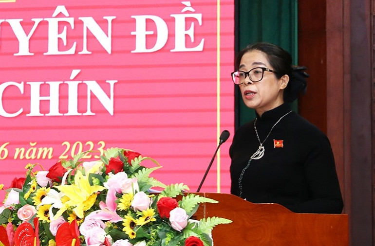 Chủ tịch Hội đồng nhân dân tỉnh Đắk Lắk Huỳnh Thị Chiến Hòa phát biểu bế mạc kỳ họp. Chủ tịch Hội đồng nhân dân tỉnh Đắk Lắk Huỳnh Thị Chiến Hòa phát biểu bế mạc kỳ họp.