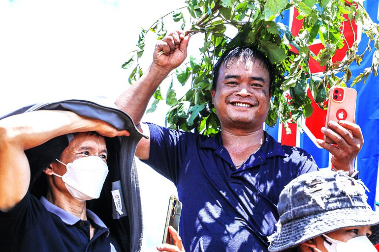 Với sự gay cấn và hấp dẫn của giải đua khiến người dân địa phương bất chấp cái nắng nóng của vùng đất Buôn Đôn để theo dõi các tay đua.