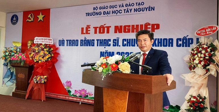 Tiến sĩ Nguyễn Thanh Trúc, Hiệu trưởng Trường đại học Tây Nguyên phát biểu tại buổi lễ tốt nghiệp và trao bằng. (Ảnh: Đại Đậu)