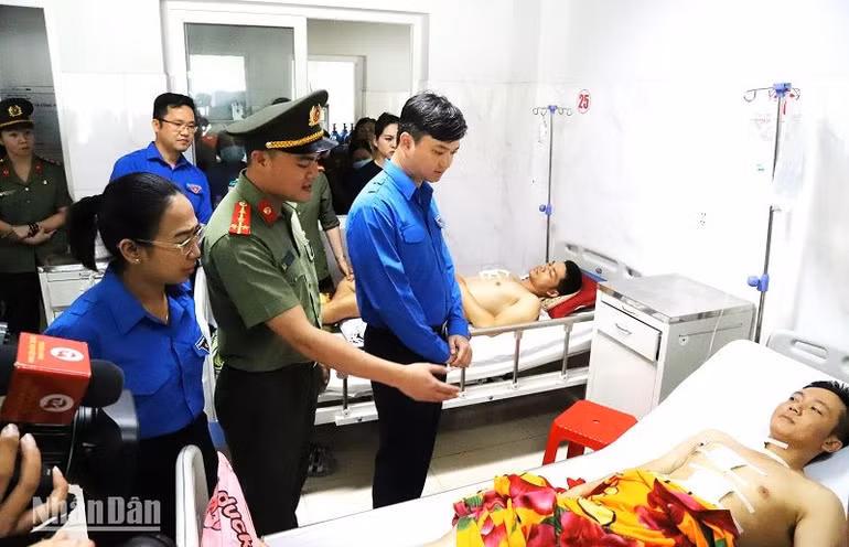 Anh Nguyễn Minh Triết, Bí thư Trung ương Đoàn, Chủ tịch Trung ương Hội Sinh viên Việt Nam thăm 2 cán bộ, chiến sĩ Công an xã bị thương trong vụ nhóm đối tượng sử dụng súng tấn công trụ sở Ủy ban nhân dân xã Ea Tiêu và Ea Ktur, huyện Cư Kuin, đang nằm điều trị tại Bệnh viện đa khoa vùng Tây Nguyên.