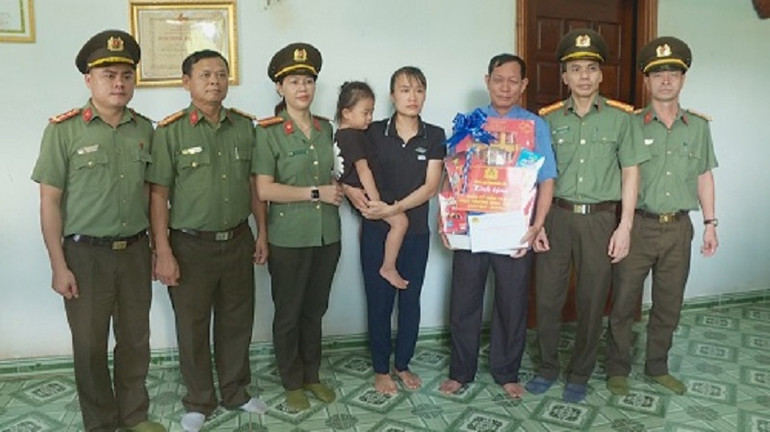 Đoàn công tác của Cục Công tác Đảng, Công tác Chính trị, Bộ Công an và các ban, đoàn thể Công an nhân dân tặng quà cho gia đình các liệt sĩ hy sinh khi làm nhiệm vụ tại tỉnh Đắk Lắk.