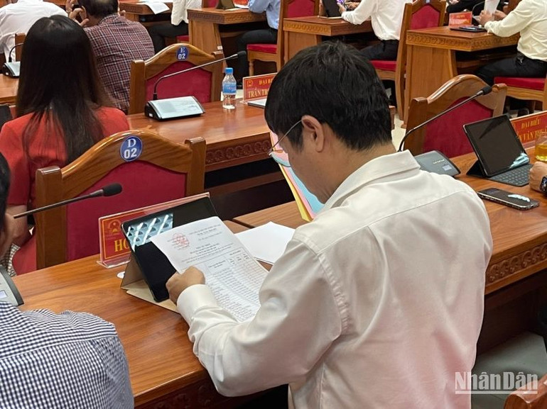 Các đại biểu Hội đồng nhân dân tỉnh Đắk Lắk nghiên cứu kỹ trước khi bỏ phiếu lấy phiếu tín nhiệm những người giữ chức vụ do Hội đồng nhân dân tỉnh bầu.